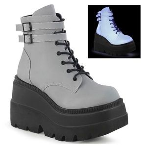 NWOT Demonia Shaker-52 Platforms